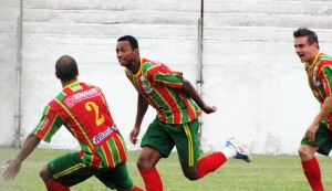 Atacante deve estar recuperado para o clássico da quarta-feira (Foto: Divulgação GAF)