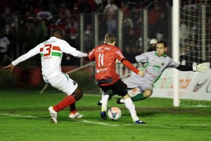 Alex Amado fez o segundo gol xavante, na vitória sobre o Lajeadense (Foto: Carlos Insaurriaga, AI GEB)