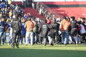 Clássico foi marcado por confusões em campo