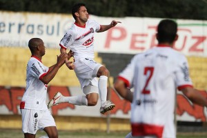 Meio campo demonstra interesse em ficar no clube (foto: Divulgação GEB)