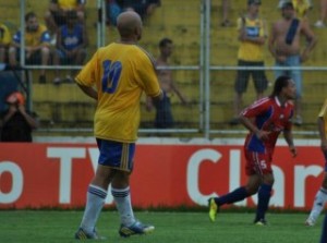 Fabiano Gadelha foi um dos poucos jogadores absolvidos pela torcida na queda áureo-cerúlea (Foto: Luis Carlos Queiros)