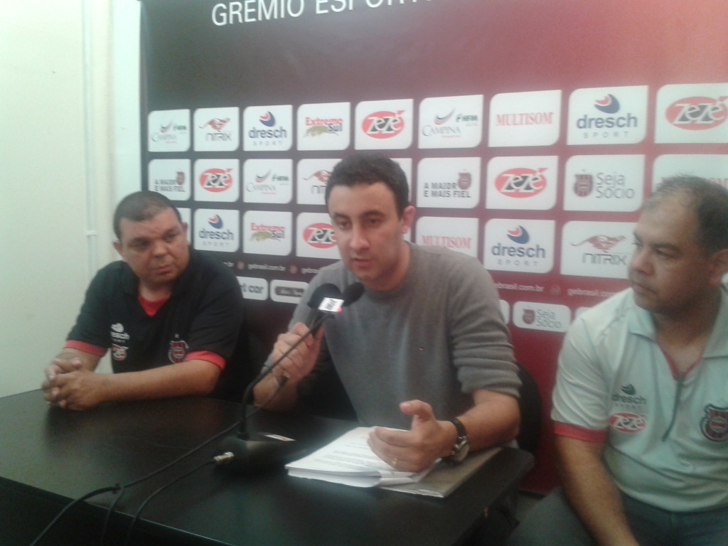 Fabricio Marin com o regulamento das copas do segundo semestre nas mãos em entrevista coletiva após o clássico (Foto: Pedro Petrucci, RE)