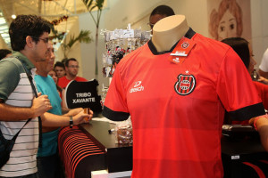 Nova camisa oficial do Brasil caiu no gosto do público e é sucesso de vendas. Foto: Carlos Insaurriaga