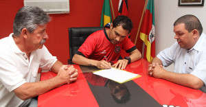 Túlio assinando o contrato com o presidente Ricardo Fonseca e o vice-presidente de futebol, Claudio Montanelli (Foto: Divulgação GEB)