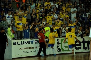 Pelotas venceu a primeira partida da final, contando com o apoio da sua torcida (Foto: Divulgação ECP)