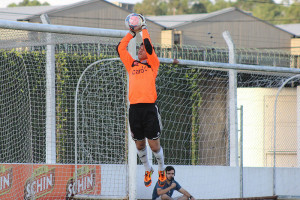 Paulo Sérgio agarra a bola em saída do gol no jogo contra o Aimoré (Foto: Fernando Martinez/Aguante Comunicação)