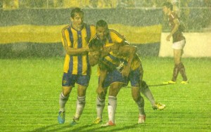 Lobão tem boas memórias do adversário desta quarta. Na foto, comemoração após gol na Recopa Gaúcha(Foto: Leandro Lopes - Esportchê)