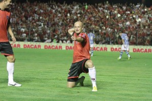 Gustavo Papa marcou o gol rubro-negro e comemorou com flechada (foto: Italo Santos - AI GEB)