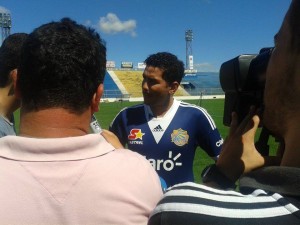 Novo reforço do Lobo, Mateus Borges concedeu entrevista coletiva no gramado da Boca do Lobo (Foto: Thaigor Janke)