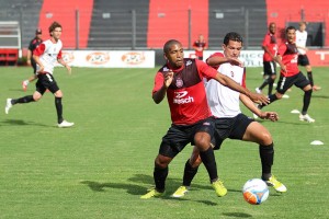 Ausente diante do Grêmio, Élton deve retornar ao meio-campo Xavante diante do Passo Fundo (Foto: Calos Insaurriaga)