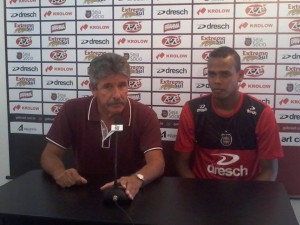 Zagueiro foi apresentado pelo vice-presidente de futebol, Claudio Montanelli (Foto: Thaigor Janke - Rede Esportiva)