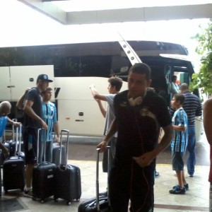 Delegação tricolor chegando ao Jacques George Hotel (Foto: Filipe Duarte - rádio Guaiba)