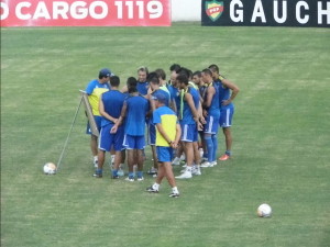 Reunião no centro do gramado para definir estrategia da equipe (Foto: Renan Moreira)