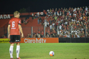 Bola parada de Forster é uma das grandes armas do time de Zimmermann(Foto: Elison Bitencourt)