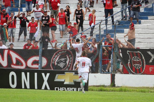 Camisa 10 rubro-negro negocia renovação (Foto: Italo Santos)