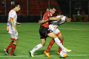 Volante destaca boa fase do elenco (Foto: Italo Santos)