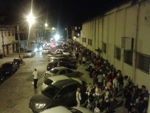 Uma extensa fila se formou próximo á Baixada (Foto: Eduardo Costa)