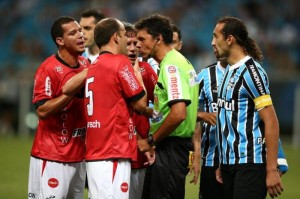 Brasil lutou, mas foi eliminado para o Grêmio (Foto: Jeferson Botega - Agência RBS)