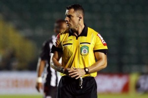 Árbitro apita último jogo do Xavante na primeira fase (Foto: Clicrbs)