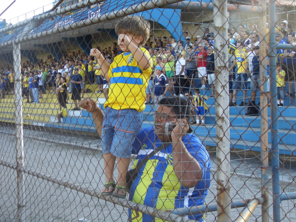 Torcedor, apreensivo, ainda pode ter esperanças (Foto: Renan Moreira - Arquibancada do Rede)