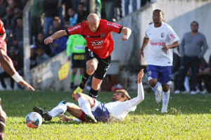 Gustavo Papa se recupera de lesão (Foto: Carlos Insaurriaga)