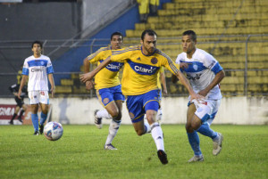 Volante Paraná confirma contato com direção do Pelotas (Foto: Alisson Assumpção)