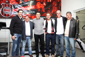 Tiago Perceu, Ricardo Fonseca, Fabrício Marin, Pedro Hallal, André Araujo e Cláudio Montanelli na inauguração da academia xavante (Foto: Italo Santos)