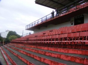 Cadeiras estão sendo instaladas em todo o setor inferior da área social (foto: Rádio Brapel)