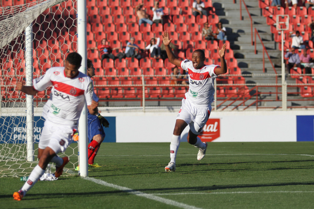 Cirilo comemora o gol do Brasil (Foto: Luciano Claudino - Agência Código 19)