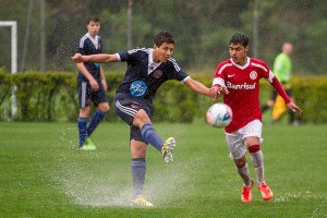 Cleiton, com 18 anos, é o jogador mais jovem entre os dois elencos (Foto: Divulgação)