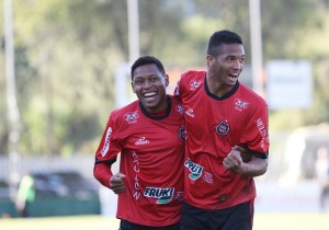 Felipe Garcia comemora gol em Gravataí (Foto: Carlos Insaurriaga)