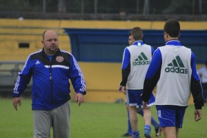 Julinho comanda equipe em jogo treino. (Foto: Pedro Antunes)