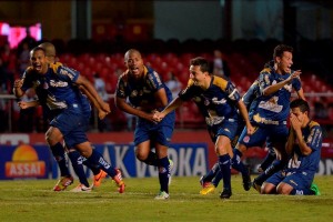 Jogadores comemoram vitória sobre o São Paulo nos pênaltis (Foto: Levi Bianco/Folhapress)