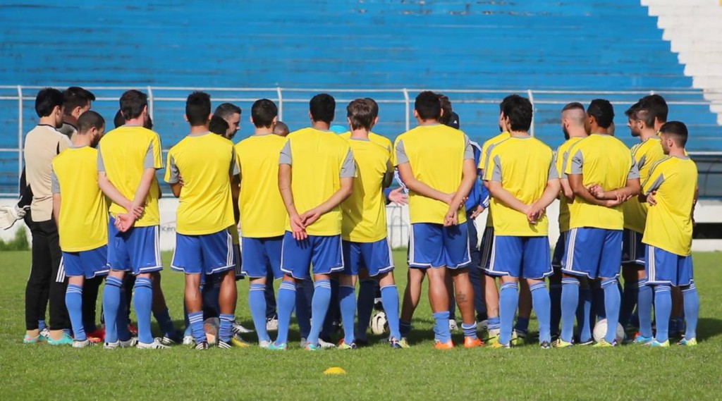 Antes do treinamento, Julinho conversou com grupo de atletas (foto: Pedro Antunes - AI ECP)