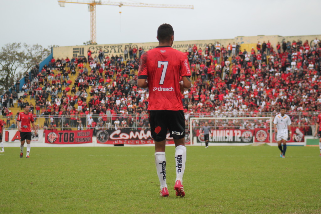 Felipe Garcia treinou normalmente e pode estar a disposição no domingoi (Foto: Renan Silva - Rede Esportiva)