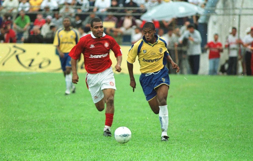 Michel Bastos em ação com a camiseta áureo-cerúlea