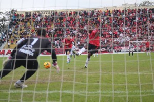 Nena marcou os dois gols da vitória xavante (Foto: Renan Silva)