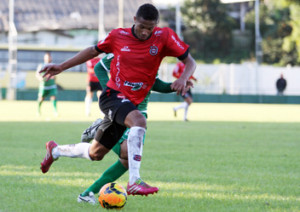 Felipe Garcia vinha sendo um dos destaques do ataque rubro-negro (Foto: Carlos Insaurriaga)