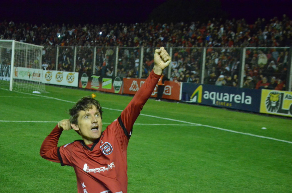 Márcio Hahn, em uma pintura, fez o terceiro gol xavante (foto: Elison Bitencourt)