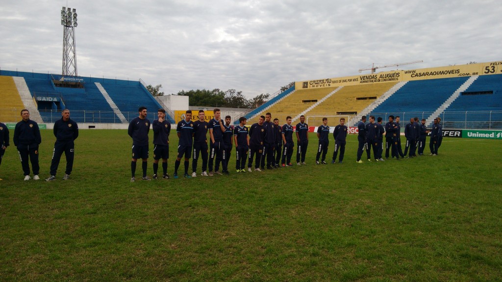 Jogadores foram apresentados no gramado para cerca de 20 torcedores (Foto: Heitor Araujo)