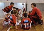 Jogadores recebem orientação no intervalo