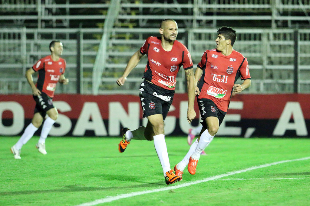 Leandro Camilo comemora com Marcio Jonatan. Foto: Jonathan Silva