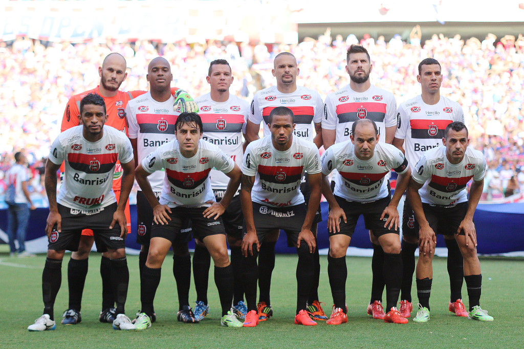 Equipe que iniciou o jogo no Castelão - Foto Carlos Insaurriaga