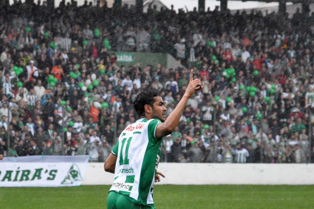 Centroavante Brenner é um dos destaques do time Jaconero (Foto: Arthur Dallegrave / E.C.Juventude)