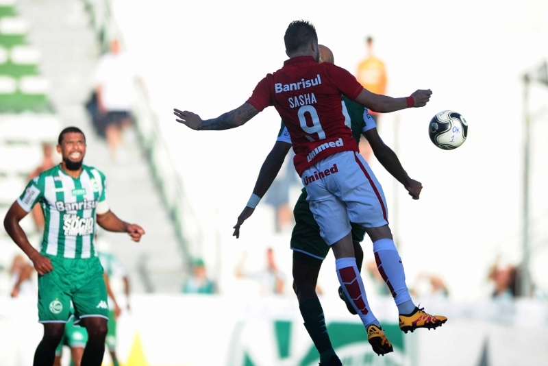 Atacante do Inter sobe para marcar o gol colorado. (Foto: Assessoria de Imprensa do SC Internacional)