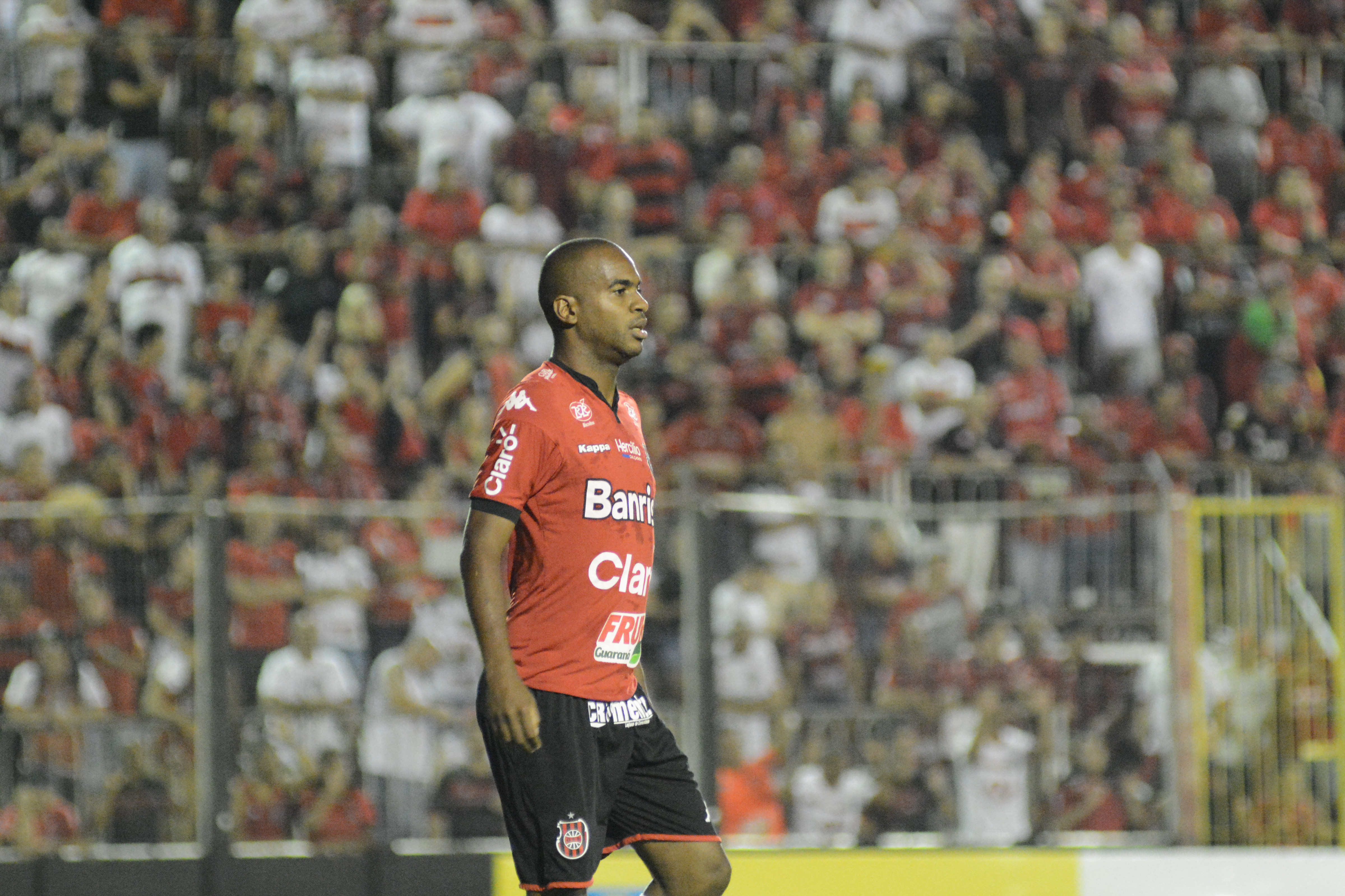 Camisa 9 converteu pênalti e deixou a marca novamente (Foto: Elison Bittencourt)