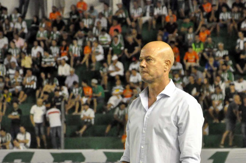 Técnico Antônio Carlos promoveu mudanças no time. (Foto: Arthur Dalegrave)