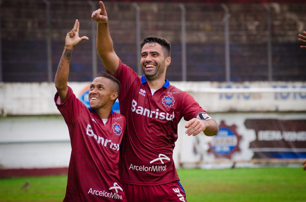 Jogadores grenás comemorando o segundo gol diante do Panambi. (Geremias Orlandi/Divulgação)