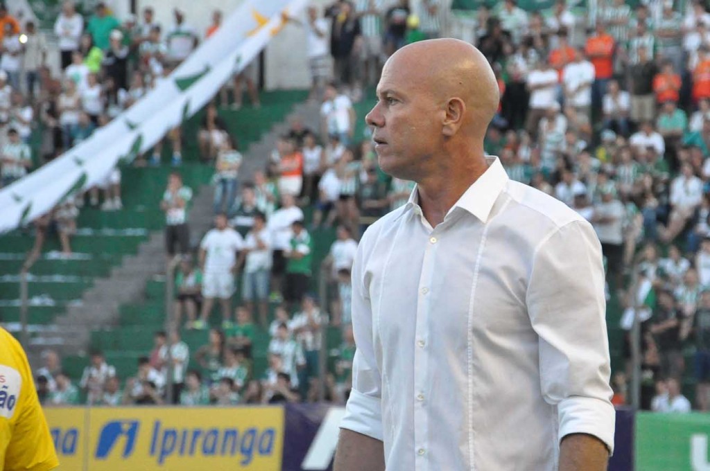 Técnico Antônio Carlos acabou deixando o banco de reservas no final do primeiro tempo. (Foto: Arthur Dalegrave)