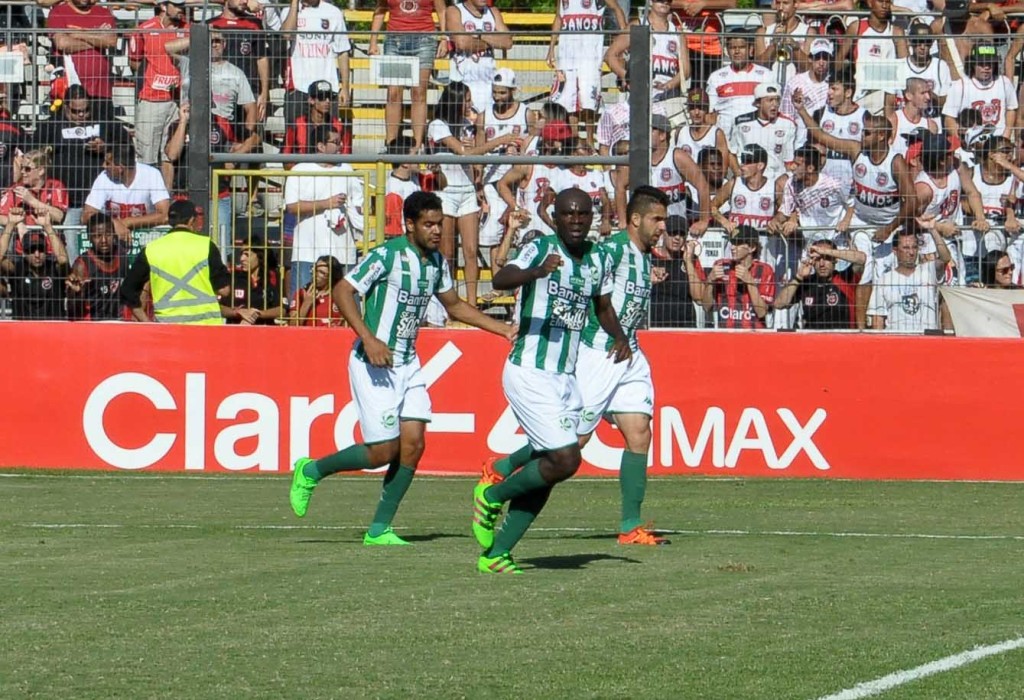 Hugo comemora após marcar o gol da vitória do Juventude. (Foto: Arthur Dalegrave)